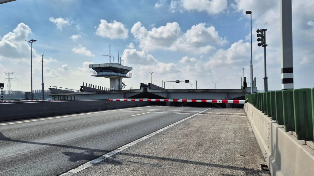 Rijkswaterstaat doet aangifte na losschroeven slagbomen Ketelbrug
