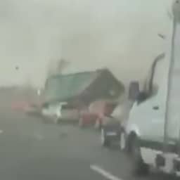 Video | Automobilist filmt hoe vrachtwagen kantelt door noodweer in Frankrijk