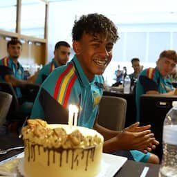 Video | Jarige Lamine Yamal wordt toegezongen door Spaanse teamgenoten