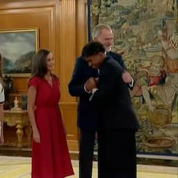 Video | Koning Felipe geeft Yamal knuffel voor fotomoment met wereldbeker