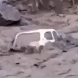 Video | Modderstroom sleurt auto mee na regenval in Rusland