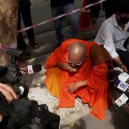 Video | Monnik eert slachtoffers van dodelijke brand in Thaise kroeg