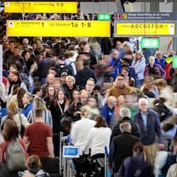 Tientallen mensen misten vlucht van Transavia door lange rijen op Schiphol