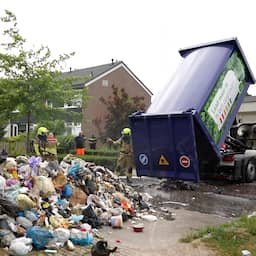 Video | Brandweer blust gedumpt afval na brand in vuilniswagen Duiven