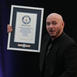 Pitbull vestigt wereldrecord voor grootste bijeenkomst met bald caps
