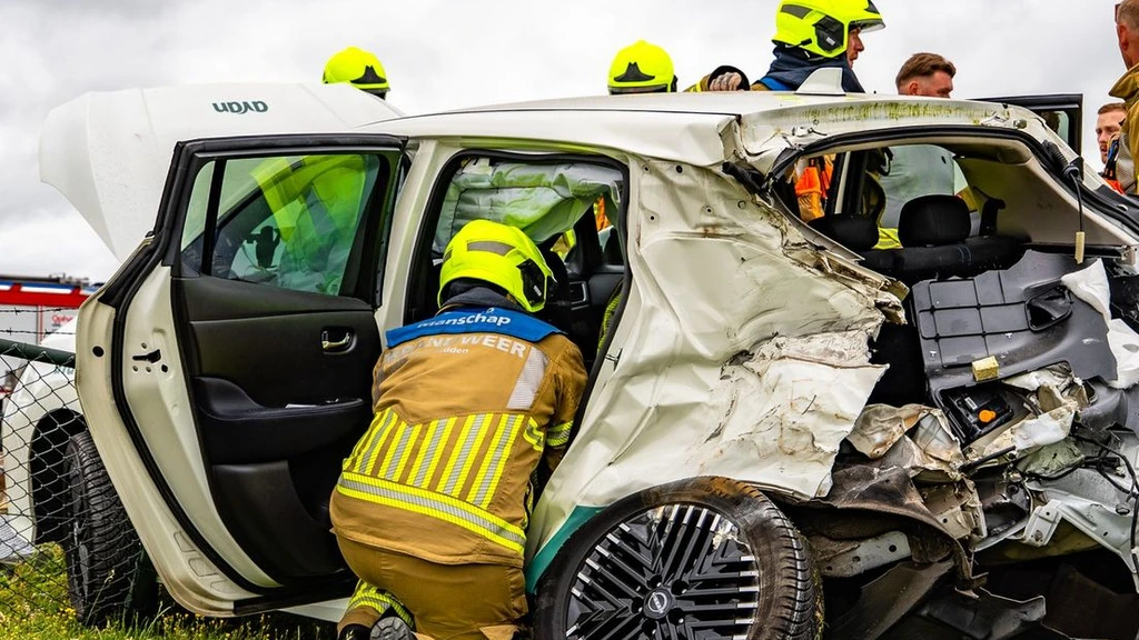 Trein botst op taxi in Valburg, meerdere gewonden