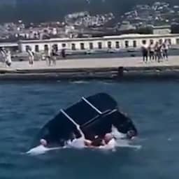 Video | Italiaanse cadetten redden man uit auto die zee in reed