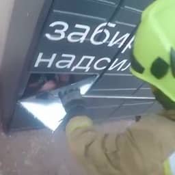 Video | Oekraïense reddingswerkers redden meisje uit smalle pakketautomaat