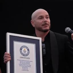 Video | 22.000 fans verkleed als Pitbull juichen bij breken wereldrecord