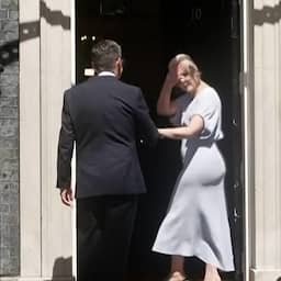 Video | Nieuwe Britse premier Andy Burnham komt aan bij ambtswoning