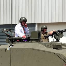 Video | Koning Charles maakt ritje in Britse tank