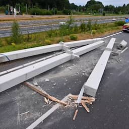 Video | Betonnen balken liggen over weg verspreid na ongeluk bij Veldhoven