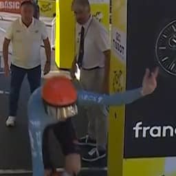 Video | Arensman komt te laat aan start en begint tijdrit met 15 seconden achterstand