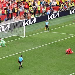 Akanji wint nu wél penaltyserie met Zwitserland: 'Maar ik neem 'm nooit meer'