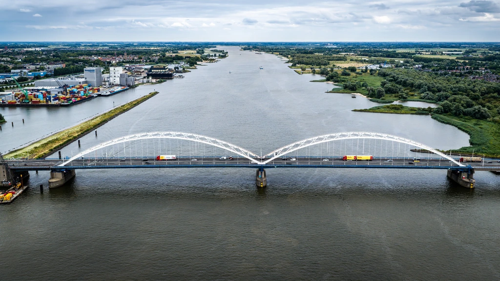 Rijkswaterstaat plaatst camera's op Merwedebrug, vrachtverkeer riskeert boete