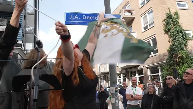 Dichter Jules Deelder heeft nu eigen plein in zijn Rotterdam