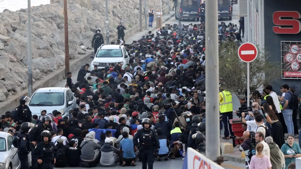 Chaotische taferelen bij politieactie in Ceuta, honderden migranten van strand gehaald