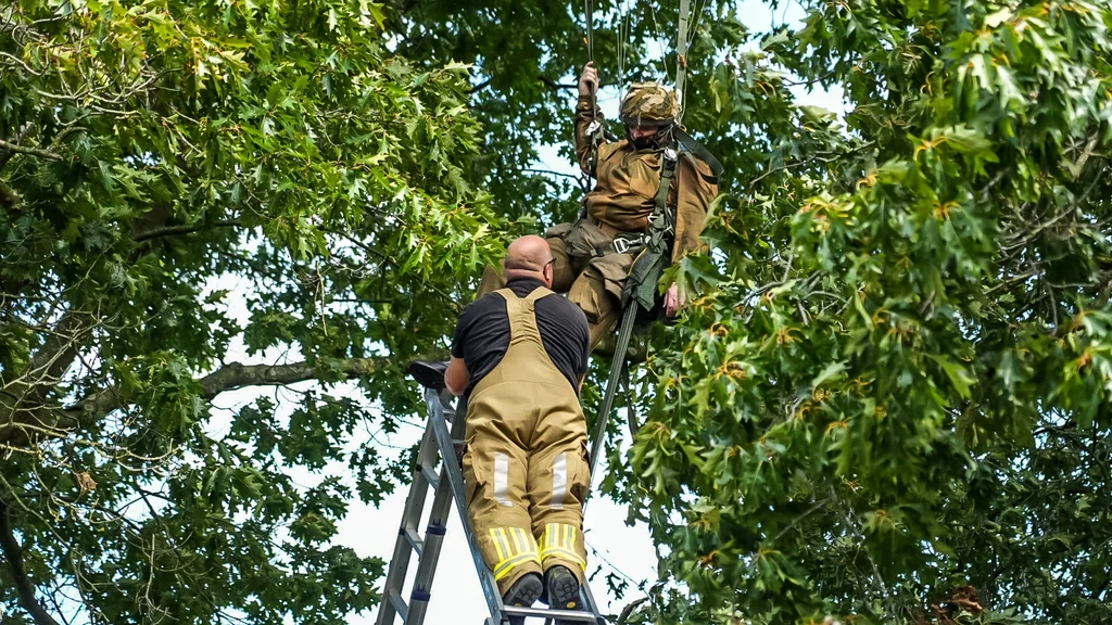 Militair parachutist uur vast in boom bij Renkum